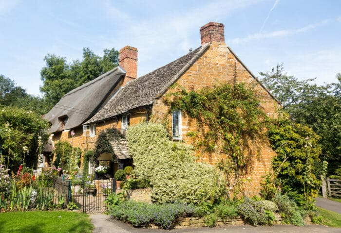 Old cotswold stone house in Ilmington that looks beautiful