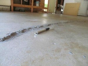 Cracks in concrete floor with no rebar