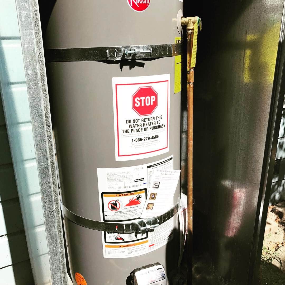 water heater with seismic straps installed